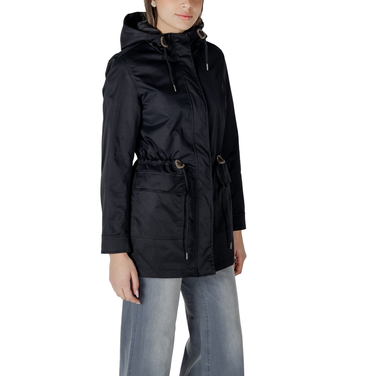 Only ONLLOUISE Parka CC LIFE OTW; giacca nera donna con cappuccio e coulisse in vita, 100% poliestere, tasche funzionali e vestibilità regolare regolabile, stile urban versatile. Vista laterale 