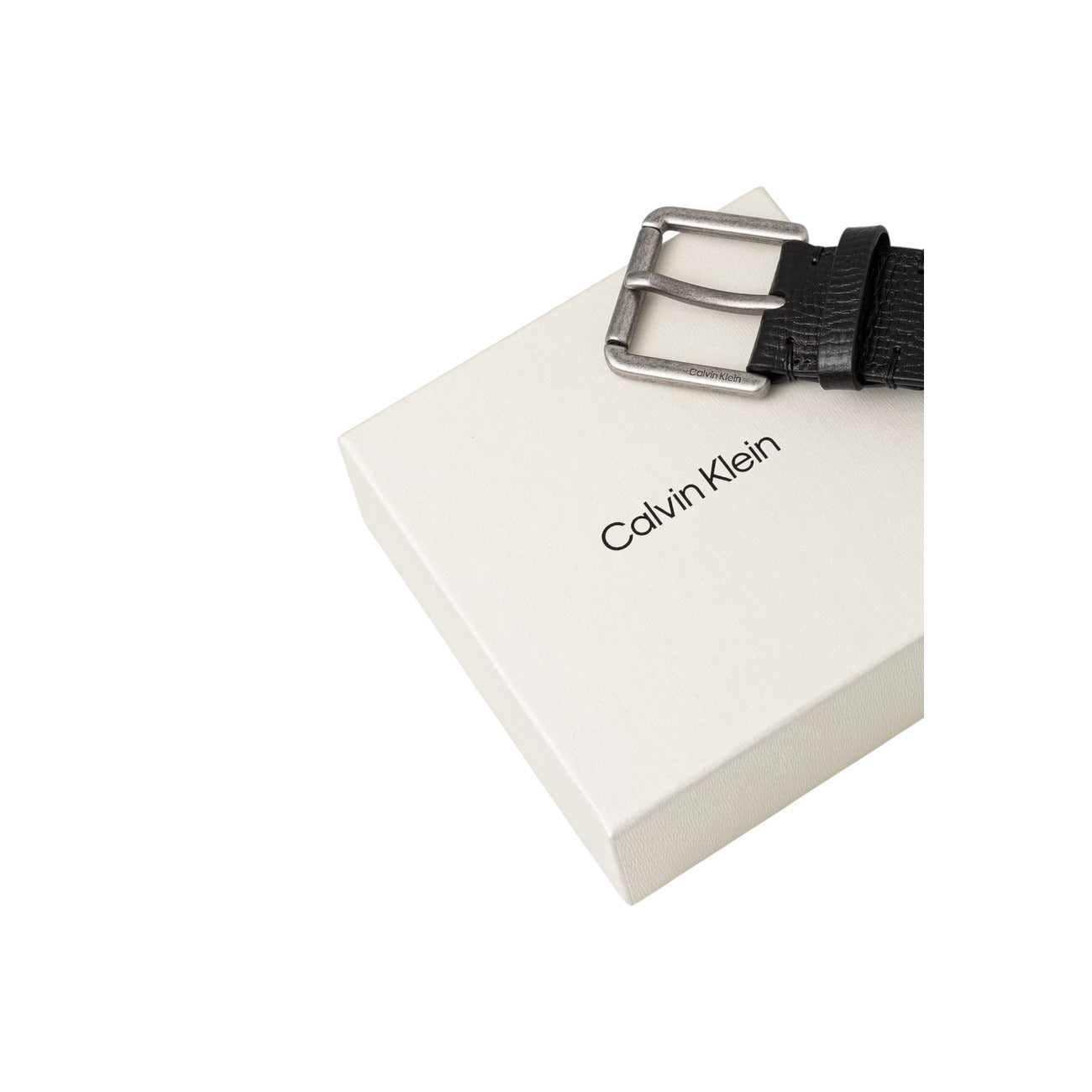 Cintura Pelle Calvin Klein Casual 40mm; Nero. 100% Vera pelle, fibbia roller in metallo satinato con logo inciso. Altezza 4 cm, ideale per jeans. Include confezione regalo ufficiale. Vista confezione 