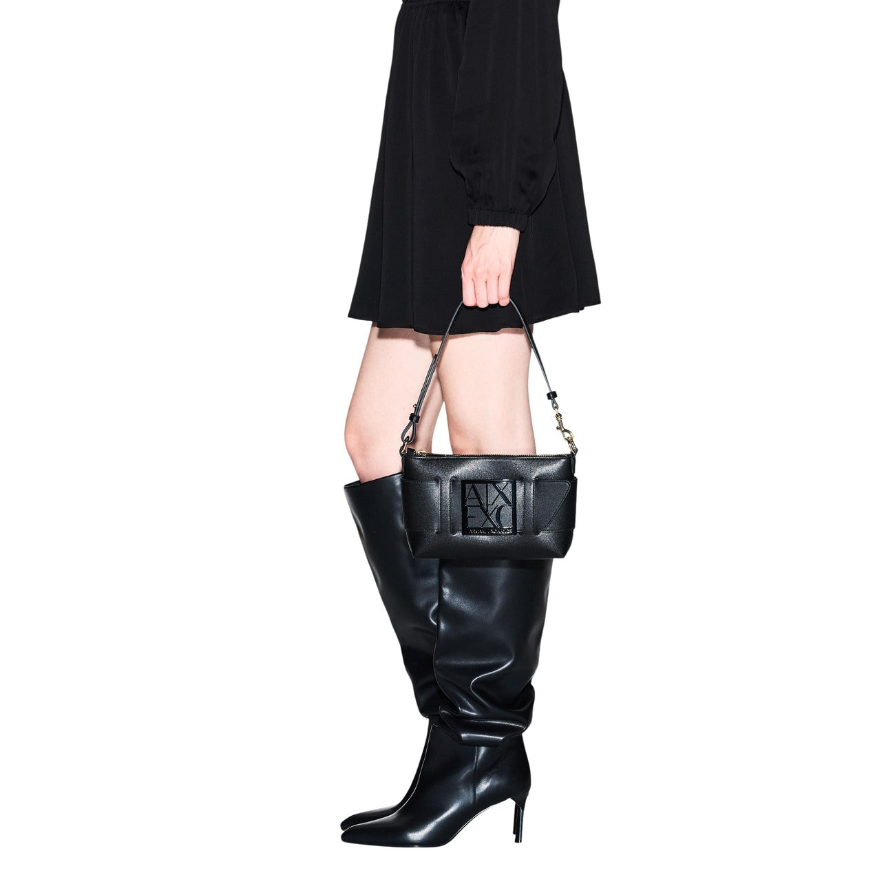 Borsa a spalla Armani Exchange nera 942907 0A874. Mini bag da donna nera in ecopelle con logo 3D a rilievo, dettagli e tracolla con elementi oro e chiusura zip, borsa casual ed elegante 4 stagioni.