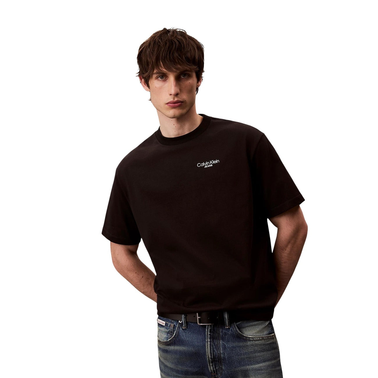 T-shirt CK Jeans Logo Back; 100% cotone, regular fit, manica corta. Stampa logo fronte/retro, girocollo, lavabile in lavatrice. Design funzionale e senza tempo. Colore nero