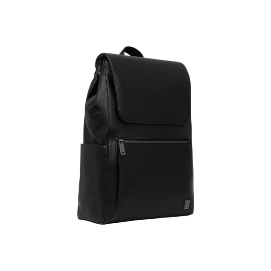 Zaino Flap Calvin Klein Emblem; Nero. 100% Poliuretano, chiusura a pattina con cerniera, tasca frontale zippata, schienale tecnico traspirante. Dimensioni generose (29x42 cm), stile minimal-urbano 4 stagioni. Frontale laterale 