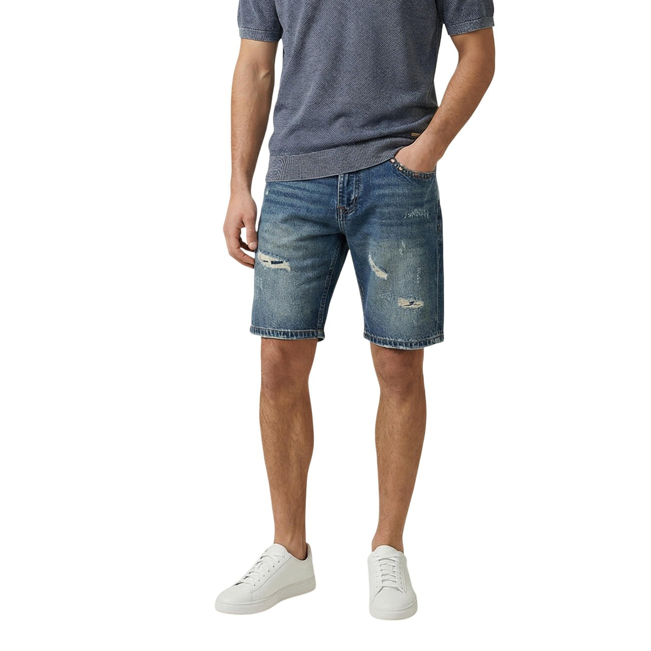 Gianni Lupo GL6516Q Bermuda; denim effetto vintage con strappi, 96% cotone. Shorts cinque tasche dal taglio moderno e vestibilità confortevole. Vista frontale 