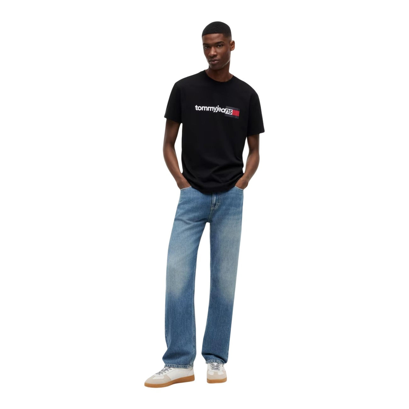 T-shirt Nero Tommy Jeans; Logo Print. 100% Cotone Rigenerato. Regular fit, girocollo, stile casual sostenibile. Leggera, traspirante e iconica. Figura intera 