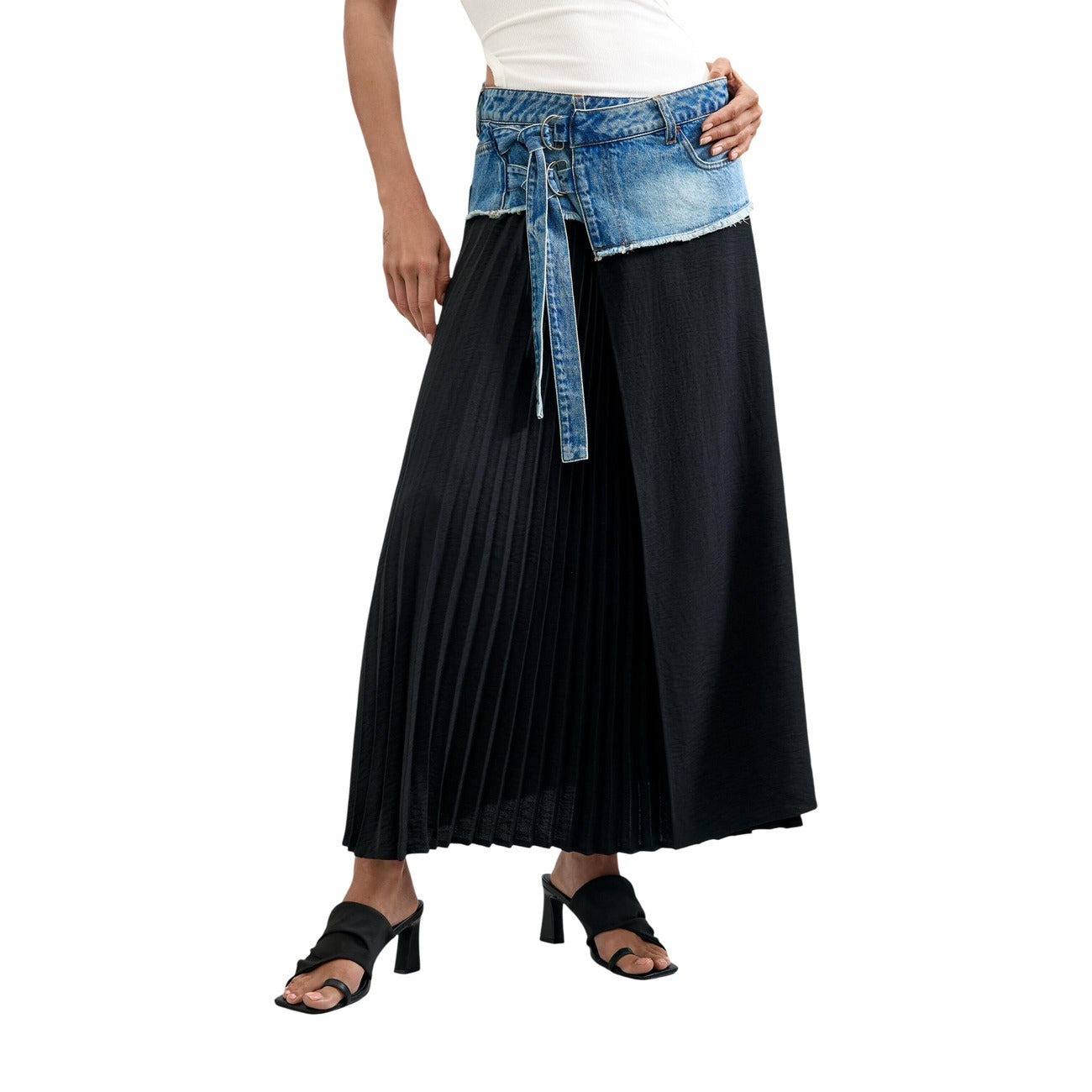 Gonna lunga Desigual donna jeans e plissettata FAL_COLLEGE. Gonna ibrida bimateriale con punto vita in denim BCI blu, cintura abbinata e parte inferiore nera pieghettata, collezione autunno inverno.