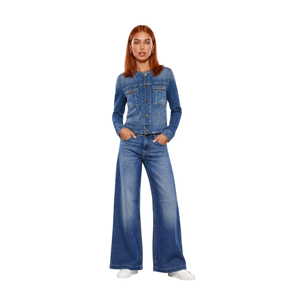 Giacca jeans Guess donna blu W6YN03 D1341. Giubbino corto di jeans da donna slim fit in cotone denim con bottoni metallici, taschini frontali e polsini con bottone, giacca di mezza stagione.