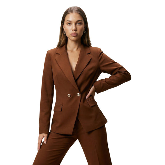 Blazer Doppiopetto I AM; 88% Poliestere, 12% Elastan. Colore Mattone, Slim Fit, bottoni oro, revers a lancia. Giacca donna elegante, stretch e traspirante, Made in Italy. Vista frontale 