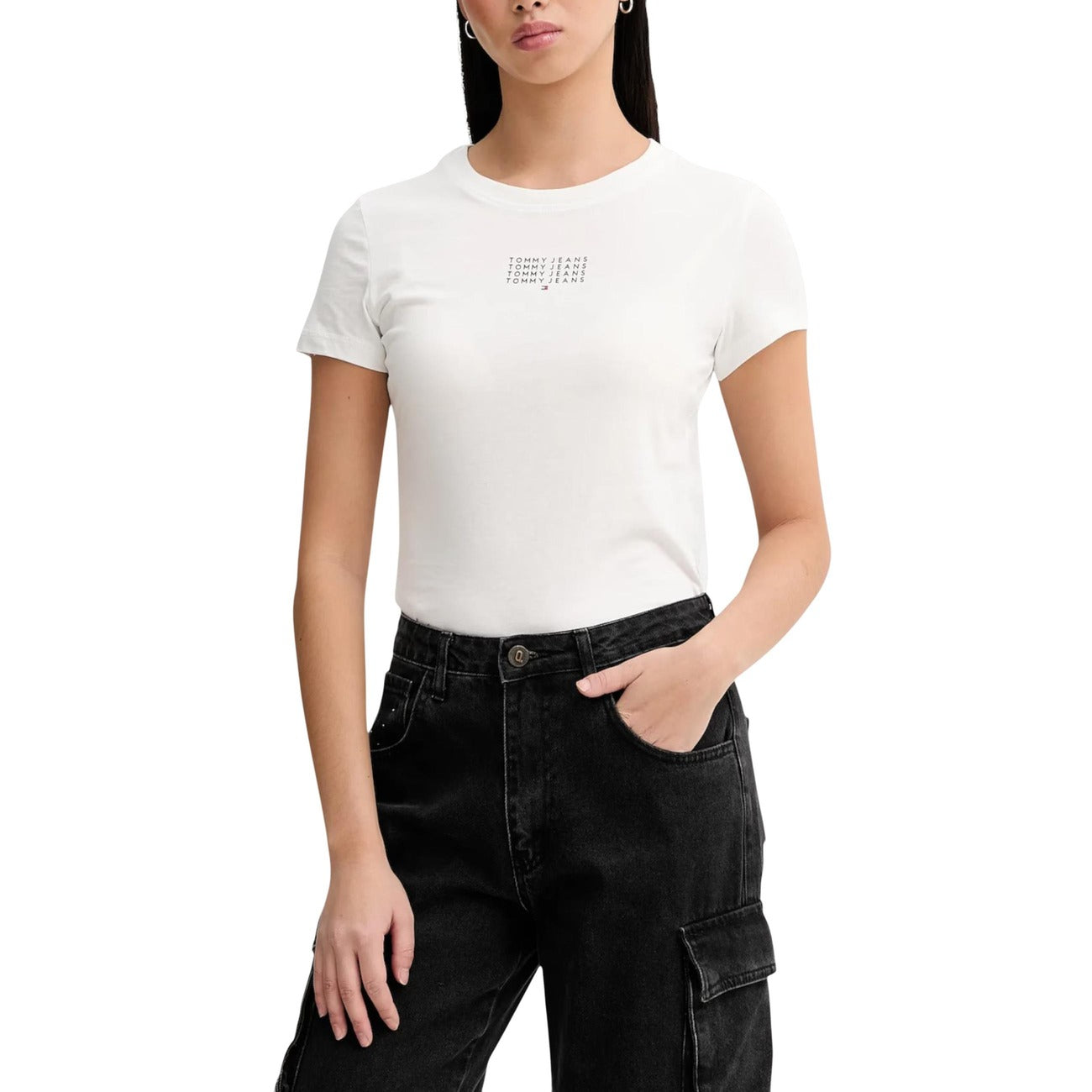 T-shirt Tommy Jeans DW0DW21841; 100% Cotone Rigenerato. Taglio regular, logo minimal stampato, jersey naturale. Maglia donna eco-friendly, versatile e traspirante per la PE26. Colore bianco vista frontale 