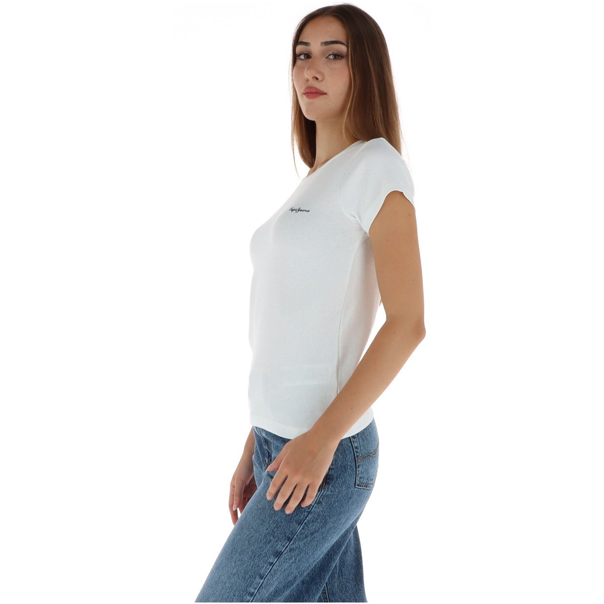Maglietta bianca donna a costine Pepe Jeans PL506037. T-shirt mezza manica in 95% cotone e 5% elastan con mini logo stampato tono su tono.