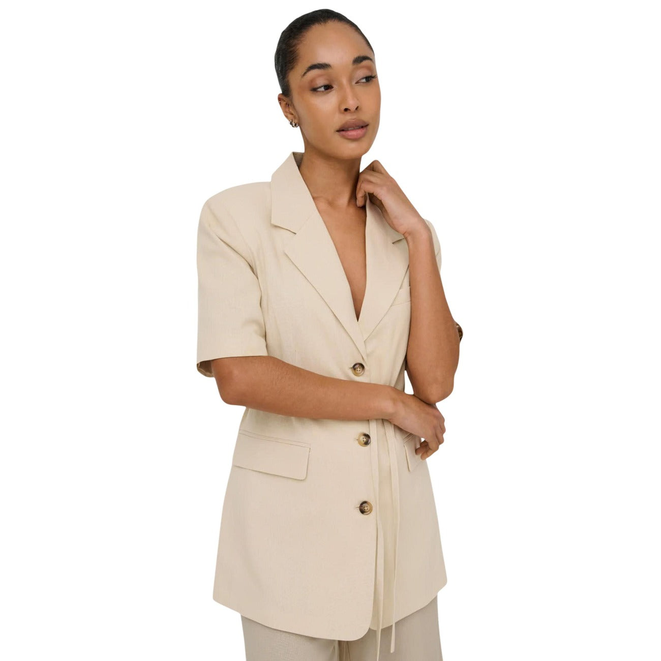 Blazer manica corta JDY; Beige. 75% Viscosa, 20% Lino. Cintura coordinata, tasche con patta, chiusura a bottoni. Stile elegante e leggero per la Primavera/Estate 2026. Vista frontale 