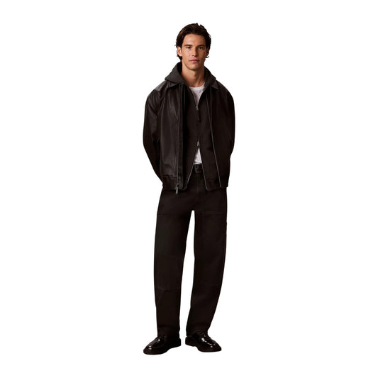 Felpa Calvin Klein Jeans uomo nera con zip LV04RJ202G. Felpa aperta con cappuccio in cotone effetto camoscio, cerniera doppio cursore, vestibilità rilassata e logo monogramma CK applicato sulla manica.