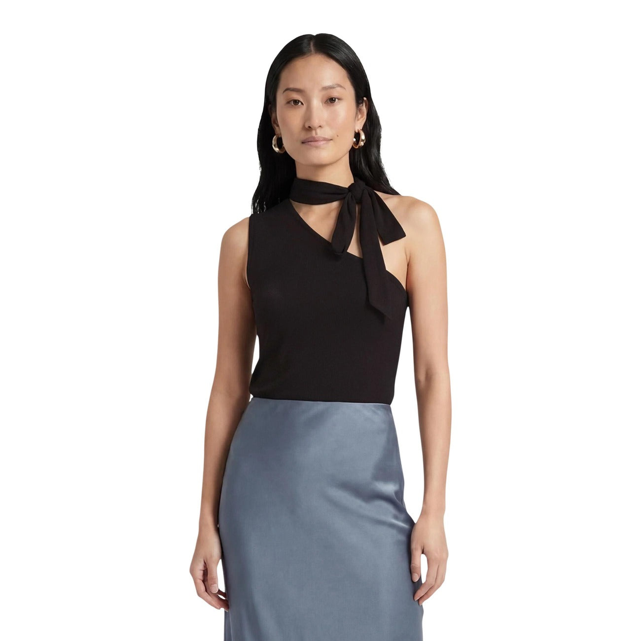 Canotta monospalla da donna marrone firmata Jacqueline de Yong (JDY) in tessuto ecologico leggero, caratterizzata da un elegante scollo asimmetrico e un foulard coordinato da annodare al collo.