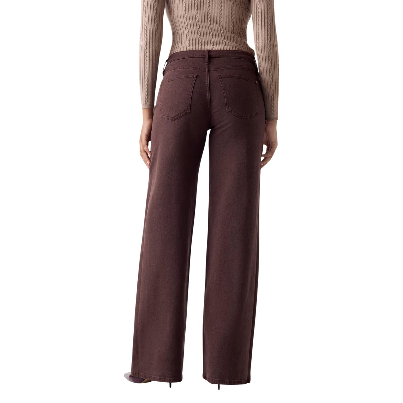 Jeans Guess Sexy Palazzo; Denim Stretch con TENCEL™ Modal. Wide Leg, vita bassa, 5 tasche. Jeans donna ecosostenibili dalla morbidezza superiore e vestibilità fluida. Colore marrone vista posteriore 