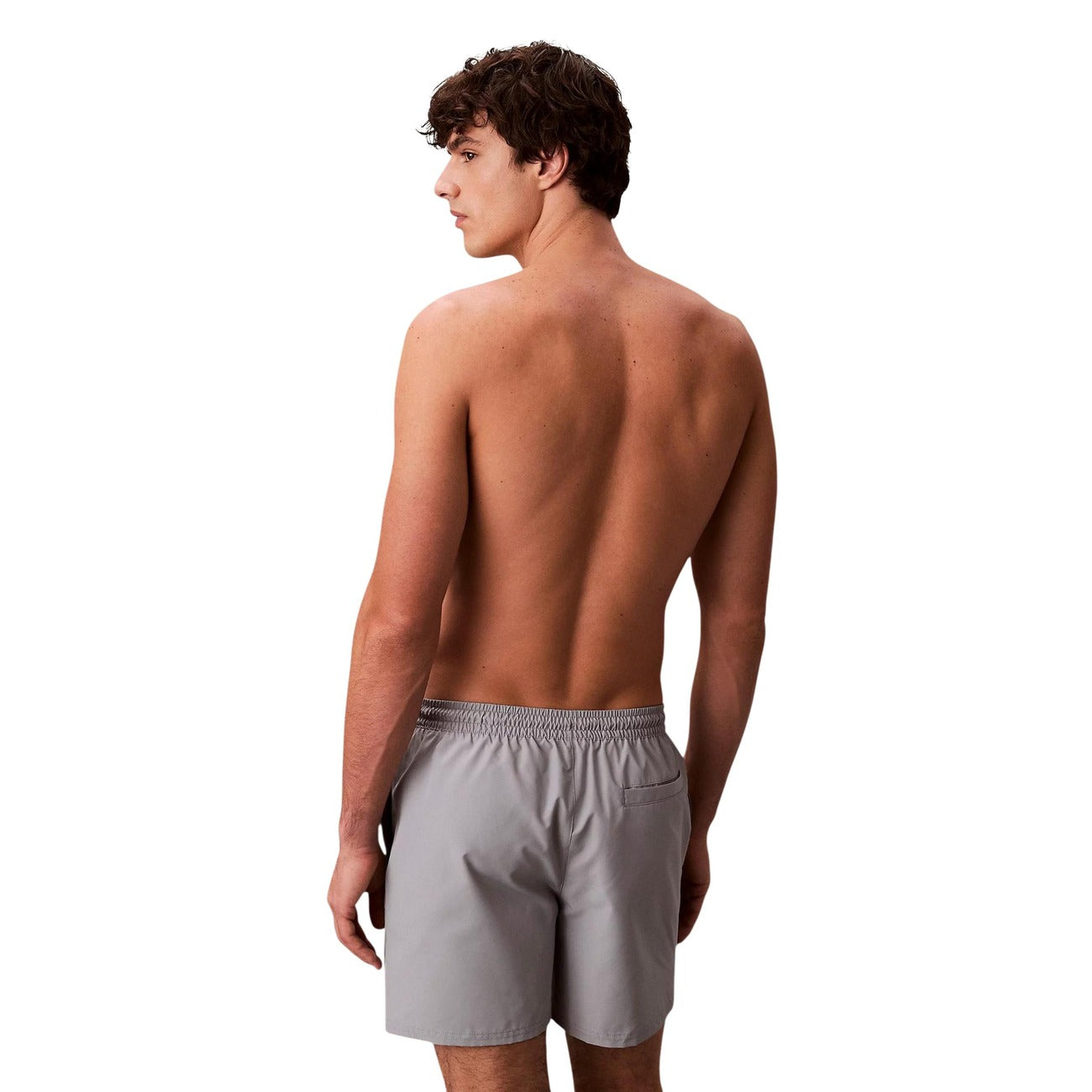 Boxer Mare CK Jeans Grigio; 100% Poliestere Impermeabile. Coulisse regolabile, tasche anteriori e posteriori con velcro, slip in rete. Lunghezza media, asciugatura ultra-rapida, stile moderno. Vista posteriore 