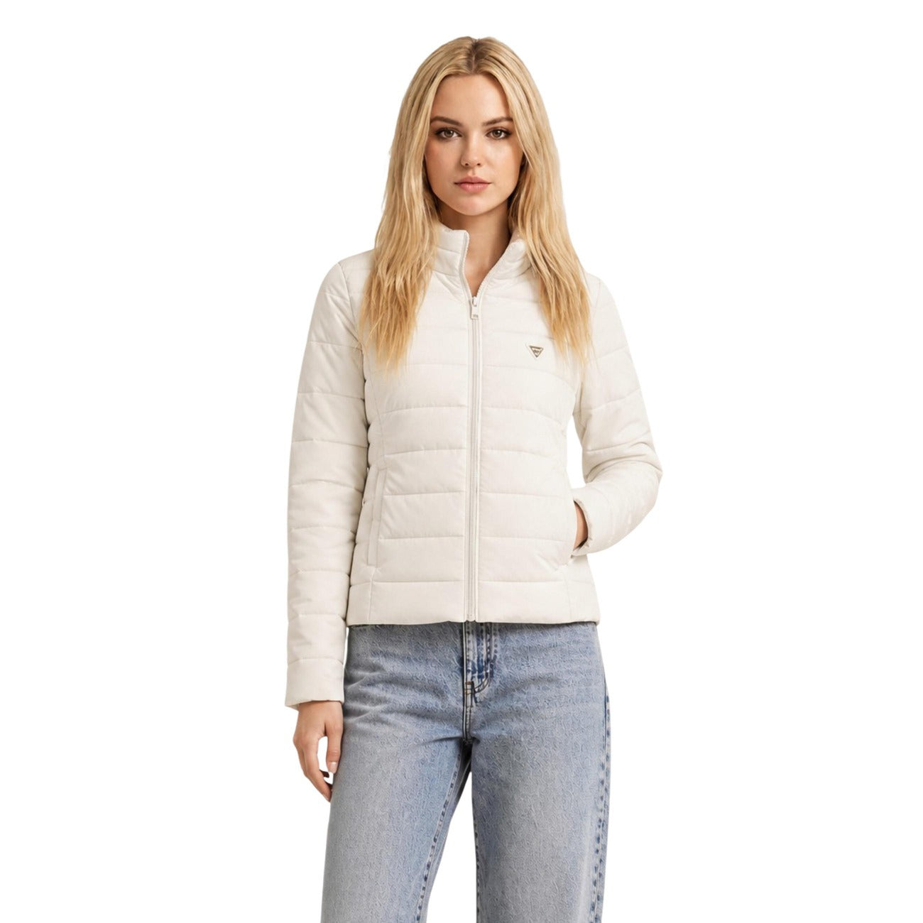 Piumino Pesante Trapuntato Bianco Donna Guess Active Solid Heavy Diann; Tessuto 93% poliestere e 7% elastam con colletto alto e chiusura a zip. Logo metallico sul petto, stile invernale casual-chic. Vista frontale 