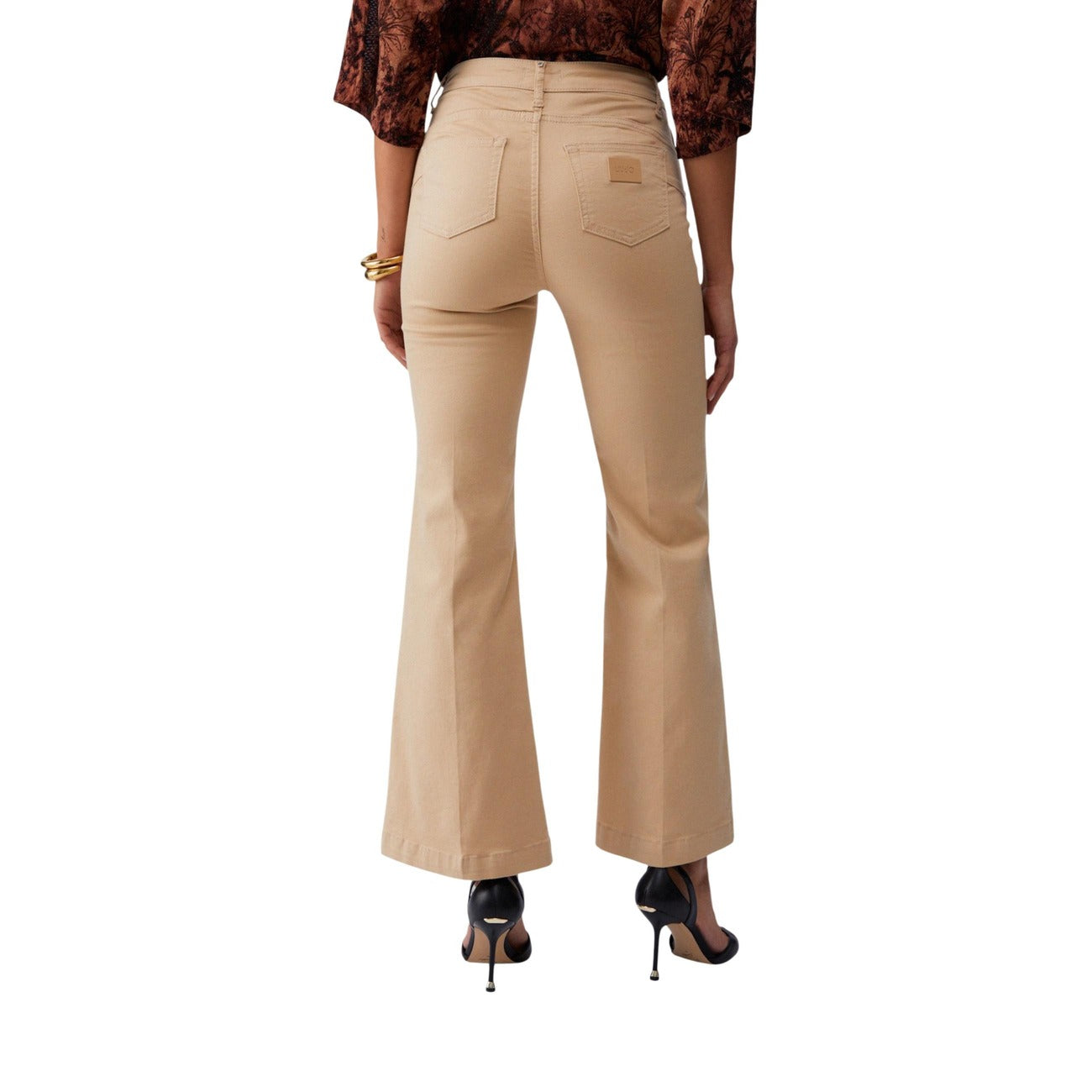 Liu Jo Flare Jewel Jeans; jeans beige a zampa a vita alta con bottoni decorativi. Denim elasticizzato modellante, stile iconico e femminile. Vista posteriore 