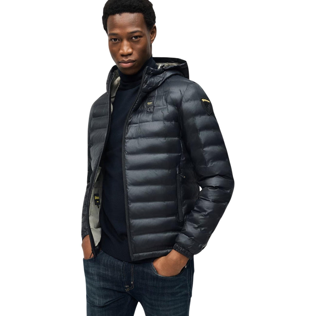 Piumino uomo Blauer nero Charles 26WBLUC02218. Giubbotto corto da uomo nero trapuntato con cappuccio, zip invisibili, polsini elasticizzati e logo Blauer su petto e manica, giacca invernale streetwear e casual.