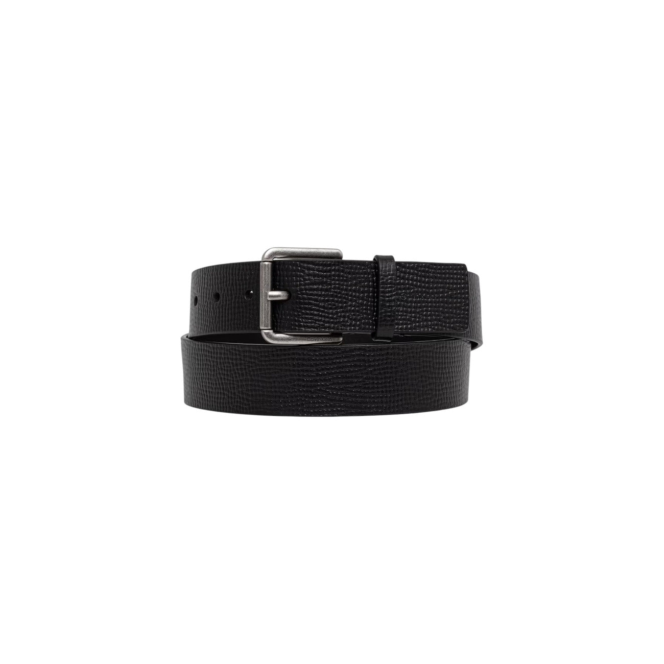 Cintura Pelle Calvin Klein Casual 40mm; Nero. 100% Vera pelle, fibbia roller in metallo satinato con logo inciso. Altezza 4 cm, ideale per jeans. Include confezione regalo ufficiale. Vista frontale 