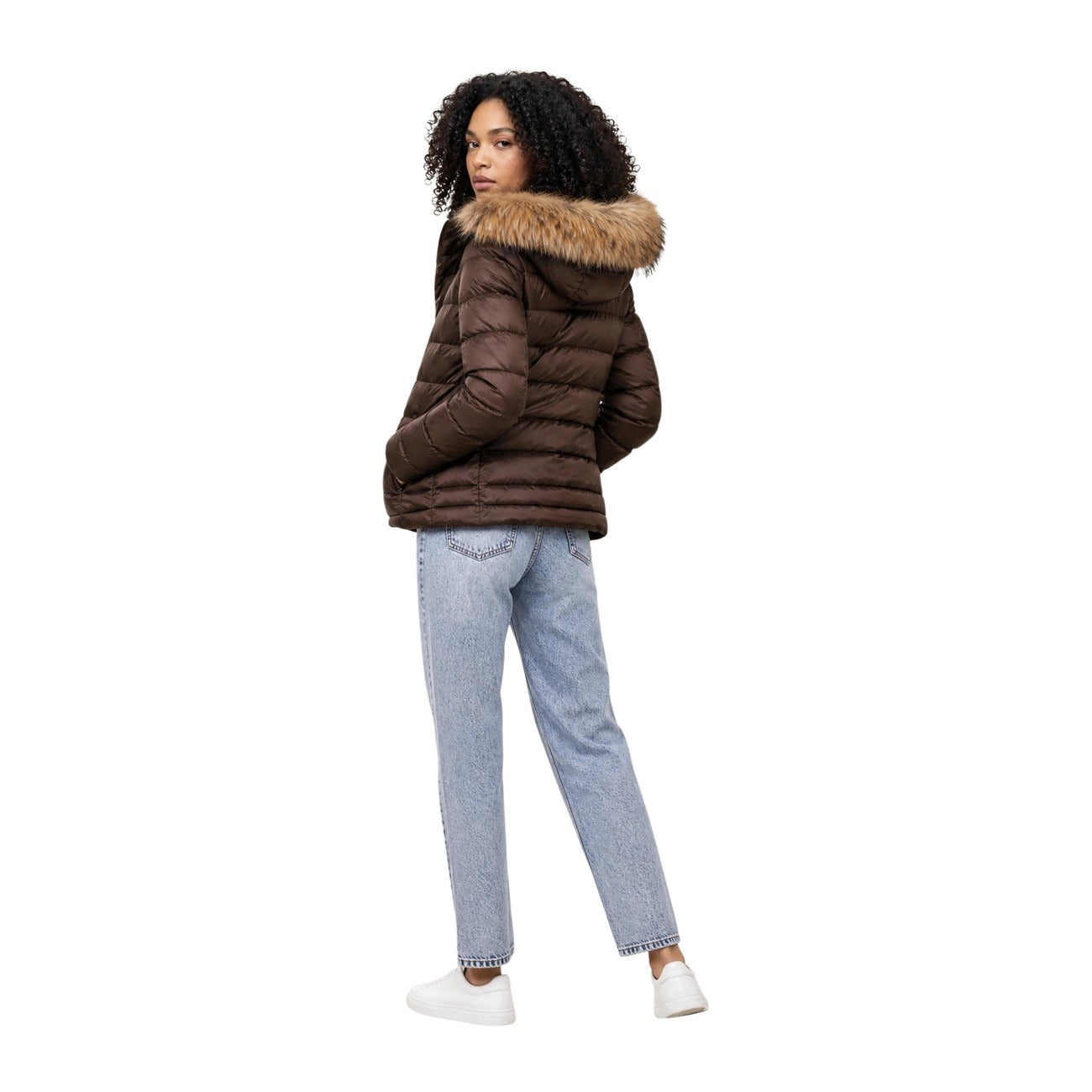 Piumino donna Blauer marrone Charme 26WBLDC03037. Giubbotto corto da donna marrone slim fit trapuntato orizzontale con cappuccio avvolgente, zip doppio cursore e logo Blauer su petto e manica, giacca invernale calda e casual chic.
