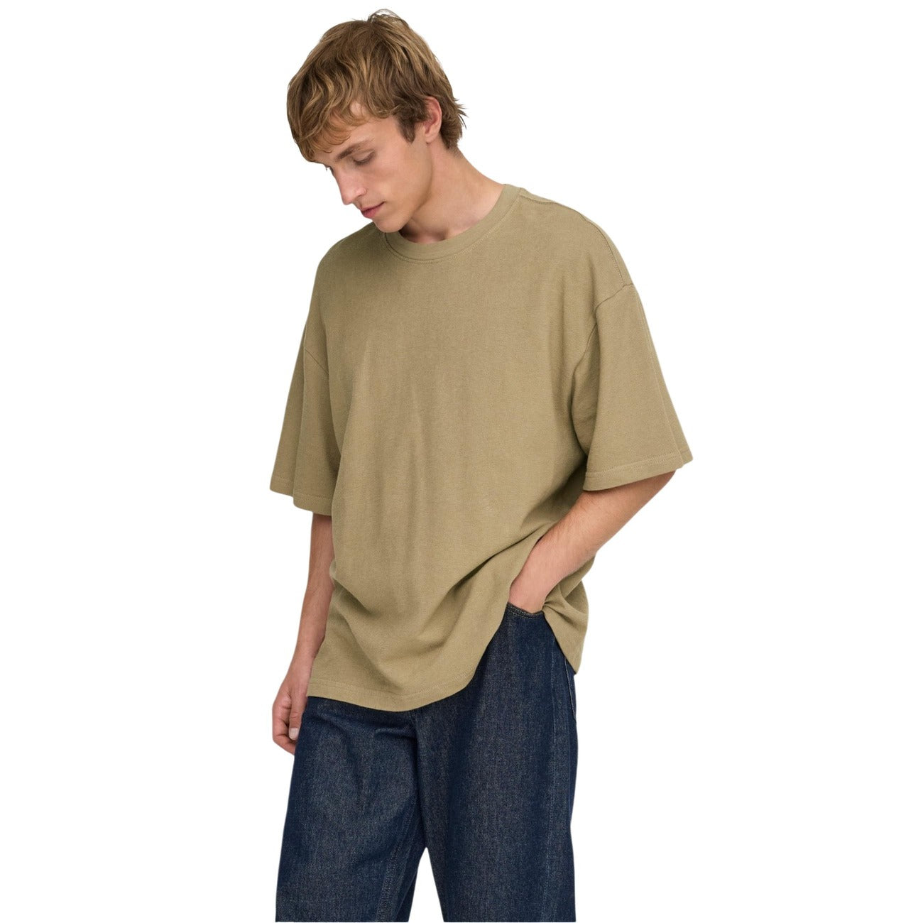 T-shirt marrone Only & Sons Onslenny Ovz, vestibilità oversize in 100% cotone, maniche corte e linea ampia; capo basic essenziale per uno stile maschile moderno. Vista frontale