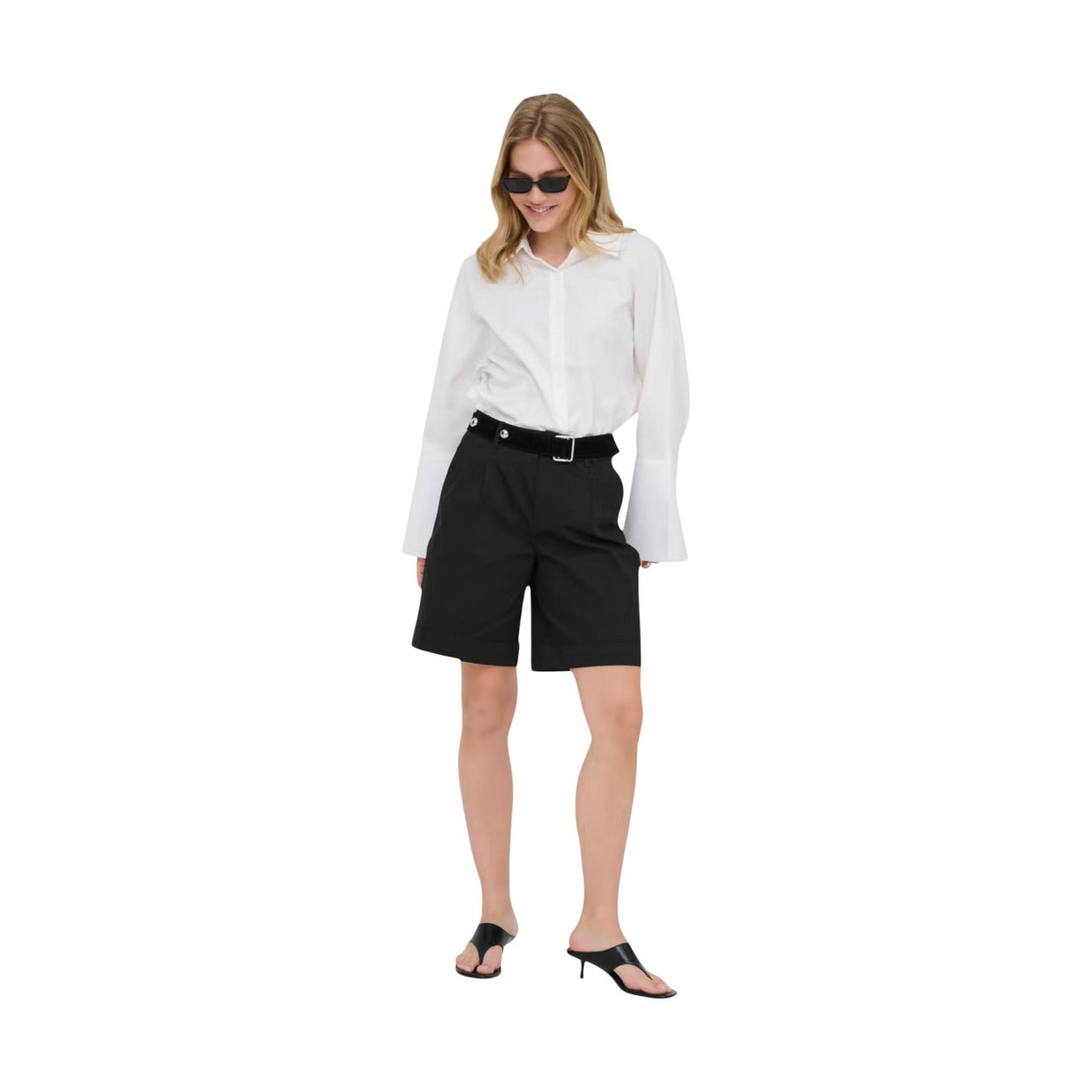 Bermuda Donna Neri Jacqueline de Yong; Pantaloncino sartoriale a vita alta in misto cotone stretch con pinces e risvolto sul fondo. Dotato di tasche laterali, stile casual-elegante per la primavera e l'estate. Vista frontale intera 