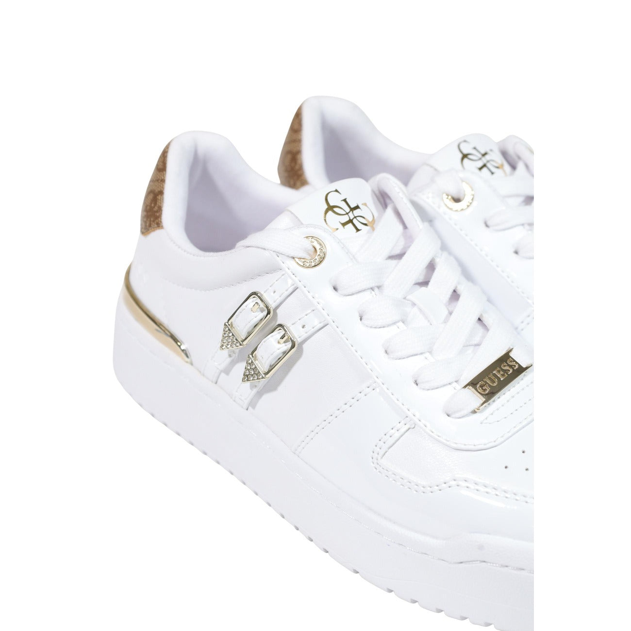 Scarpe Guess Maggnet bianche e oro donna FLFMAG ELE12. Sneakers basse platform bianche da donna con dettagli laminati metallici dorati, suola alta 4 cm e logo a rilievo sul retro, scarpe casual glamour 4 stagioni.