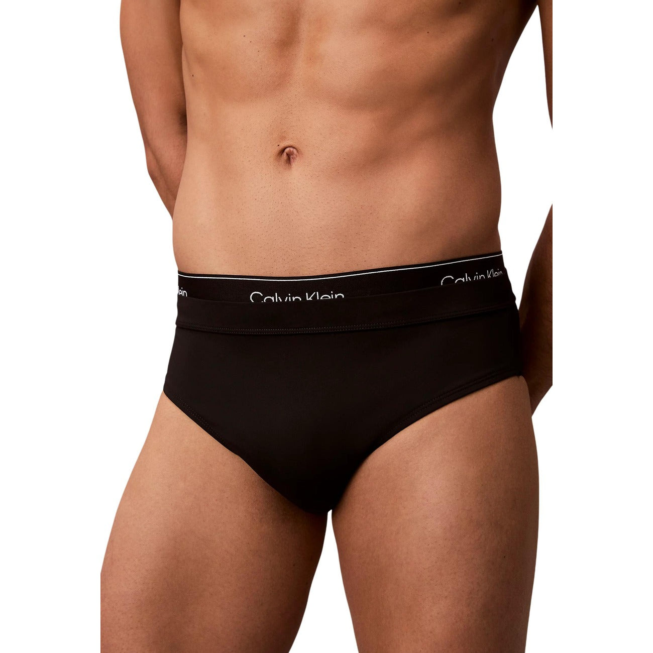 Slip Mare Calvin Klein; Nero. 83% Polipropilene, 17% Elastan. Vita bassa, banda elastica logata, interamente foderato. Tessuto tecnico anti-umidità e ultra-dry.