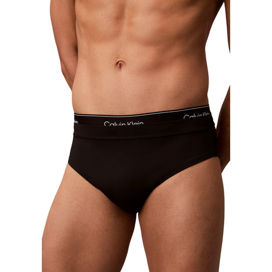 Slip Mare Calvin Klein; Nero. 83% Polipropilene, 17% Elastan. Vita bassa, banda elastica logata, interamente foderato. Tessuto tecnico anti-umidità e ultra-dry.