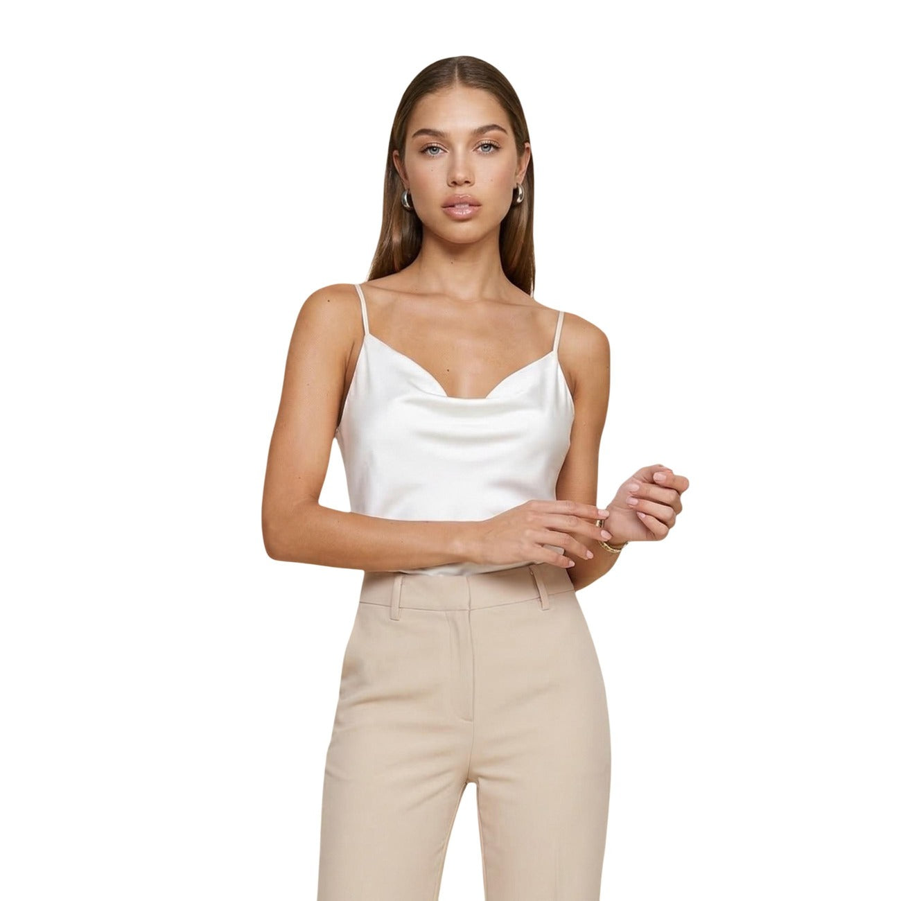 Top Artigli ACTP004367; 100% Poliestere Satin. Spalline sottili, scollo morbido, finitura lucida. Canotta donna elegante, anti-piega e luminosa per la PE26. Colore bianco vista frontale 