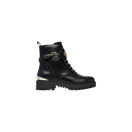 Stivaletti Guess donna nero Olanna FLTOLA ELE10. Anfibi neri in poliuretano con suola alta carrarmato tacco 4 cm, cinturino con fibbia dorata e logo Guess, collezione autunno inverno.