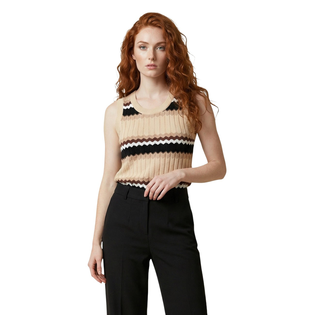 Canotta Artigli ACMA004455; Viscosa, Nylon e Lurex. Motivo chevron, maglia a costine, spalline ampie. Top donna luminoso, traspirante e sagomato per la stagione PE26. Indossata da modella 
