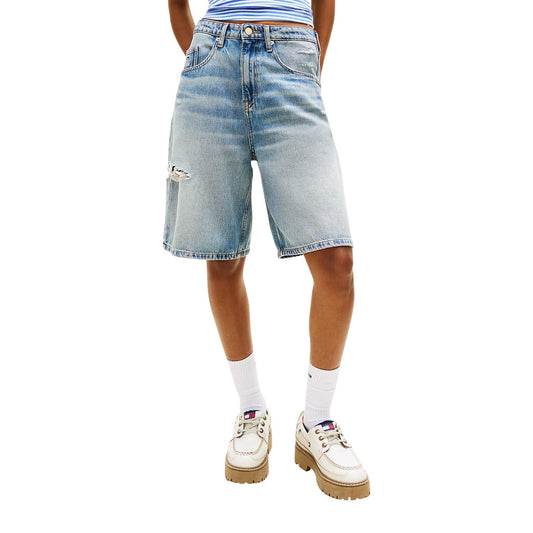 Shorts Tommy Hilfiger Jeans Donna; Denim Blu Distressed. 71% Cotone, 29% Lyocell. Fit largo, strappi decorativi, logo ricamato. Tessuto leggero e traspirante per la stagione Primavera/Estate. Vista frontale 