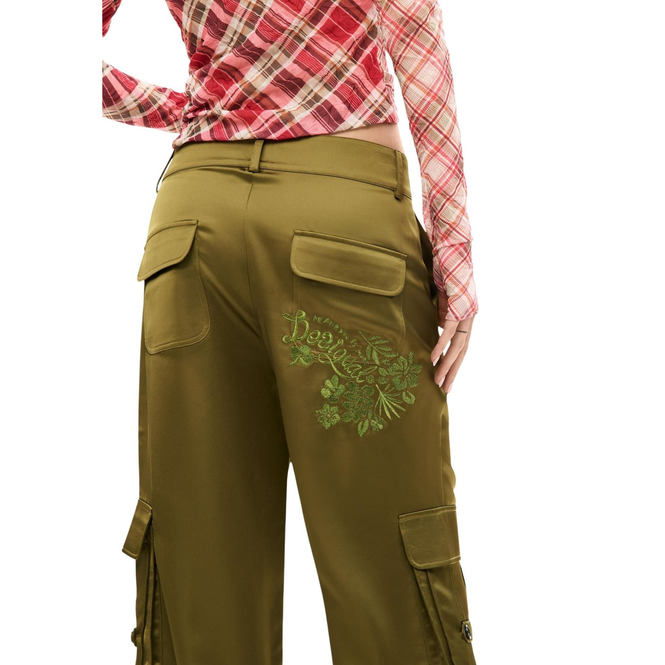 Pantalone verde lungo stile cargo di colore liscio con effetto satinato, molteplici tasche, fondo con cordino regolabile e chiusura con zip, bottone e cordino. Vista posteriore retro