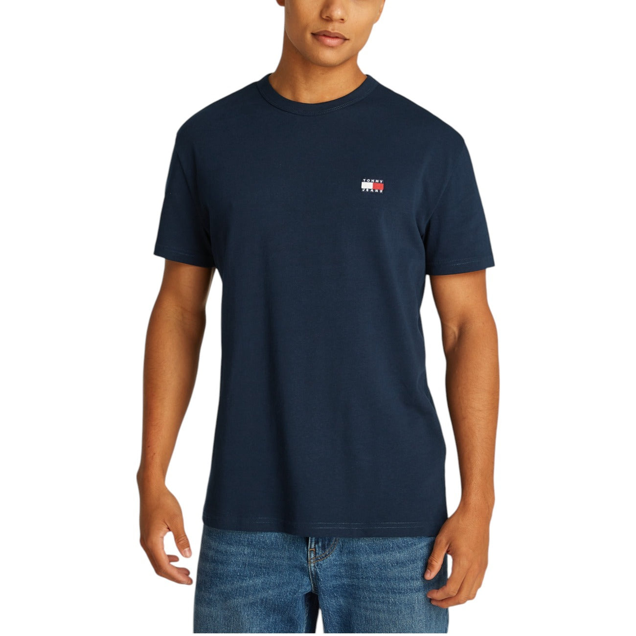 T-shirt Tommy Hilfiger Jeans Badge; 100% Cotone rigenerato. Vestibilità regular, scollo a girocollo, maniche corte. Logo badge ricamato, disponibile in vari colori. Stile casual eco-friendly. Colore blu vista frontale 