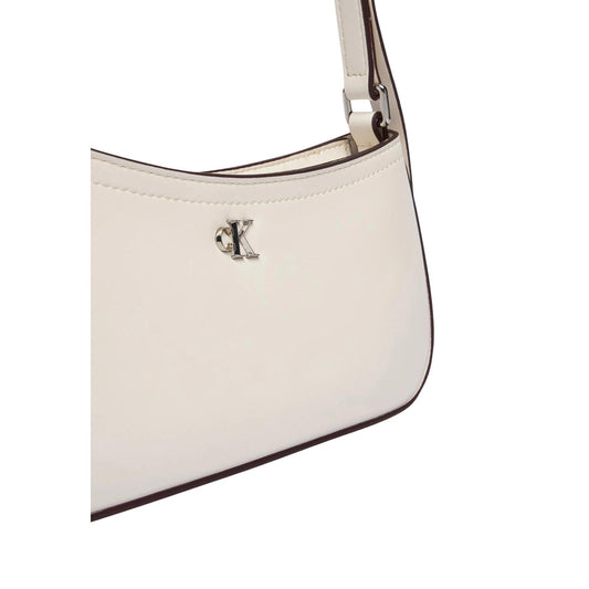 Calvin Klein CK Small Shoulder Bag; 51% poliestere riciclato, logo metallico, tracolla regolabile. La borsa a spalla chic e compatta per look day-to-night. Colore bianco. Vista frontale Dettaglio logo 