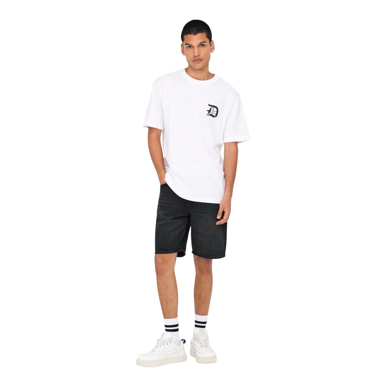 Bermuda Denim Nero Only & Sons; Cotone Biologico e Riciclato. Vestibilità regular, lunghezza sopra il ginocchio, stile 5 tasche. Leggeri, ecosostenibili e perfetti per un outfit urban estivo. Figura intera frontale 