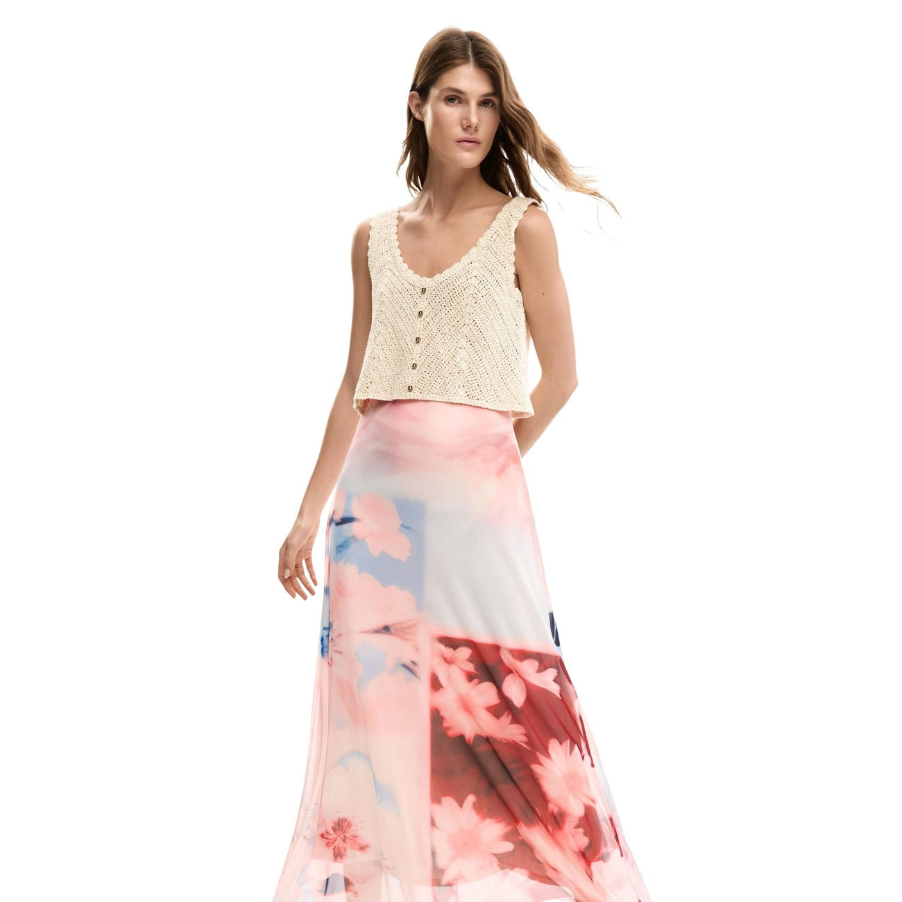 Abito realizzato in due materiali, parte superiore con top in crochet con bottoni e gonna in tessuto fluido con stampa floreale.
Collo rotondo vita frontale 