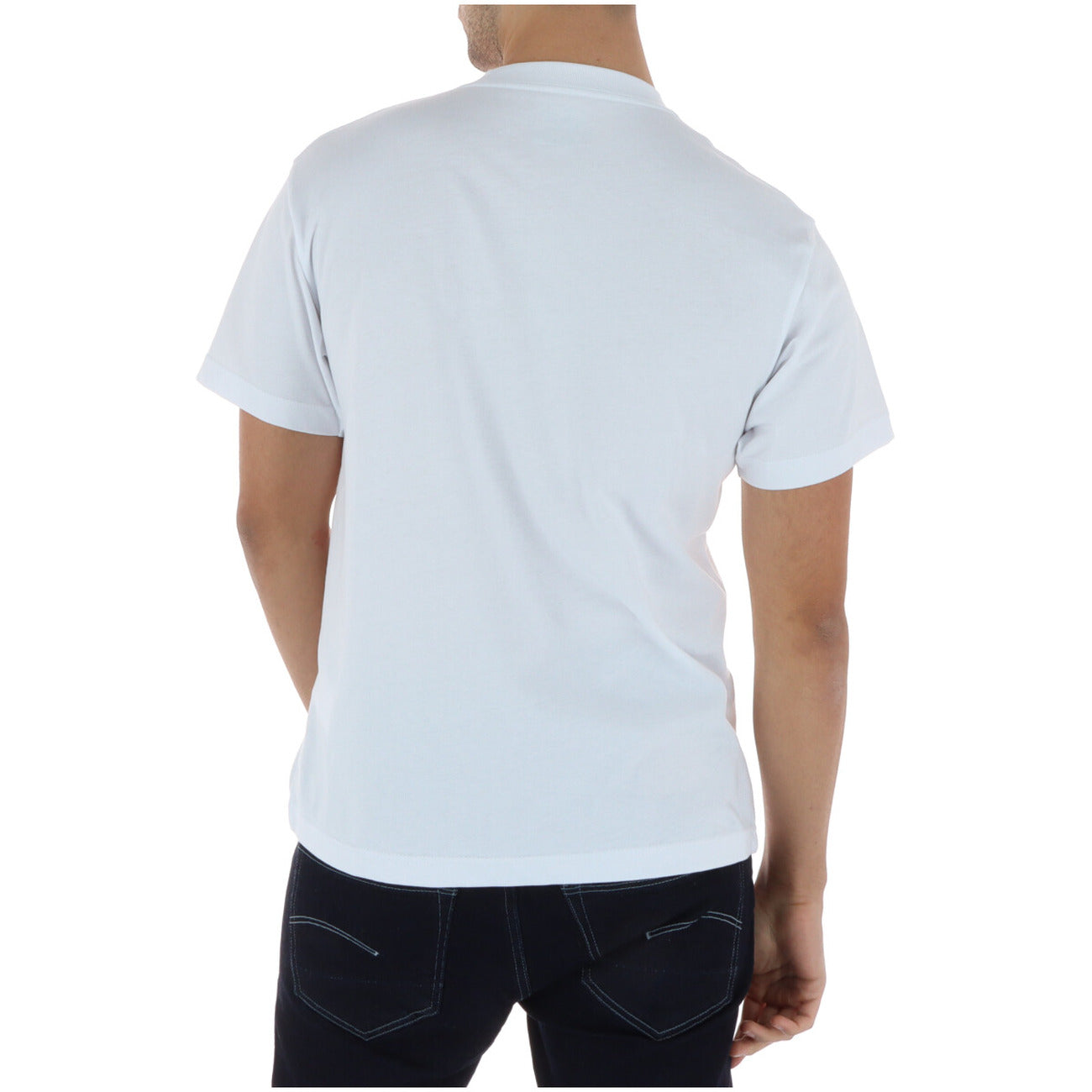 Vans Left Chest Tee White; regular fit, taglio lungo, 100% cotone. La t-shirt bianca iconica ed essenziale per lo stile quotidiano. Vista posteriore 