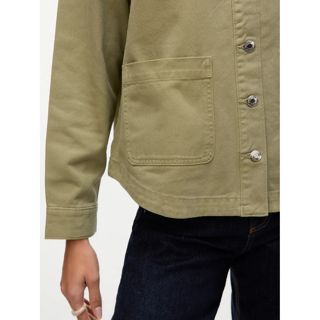 Giacca Camicia Donna Verde Vero Moda Shacket; Tessuto fresco 100% cotone biologico con chiusura a bottoni. Tasche frontali, colletto alla francese e polsini regolabili, stile casual per la mezza stagione. Dettaglio 