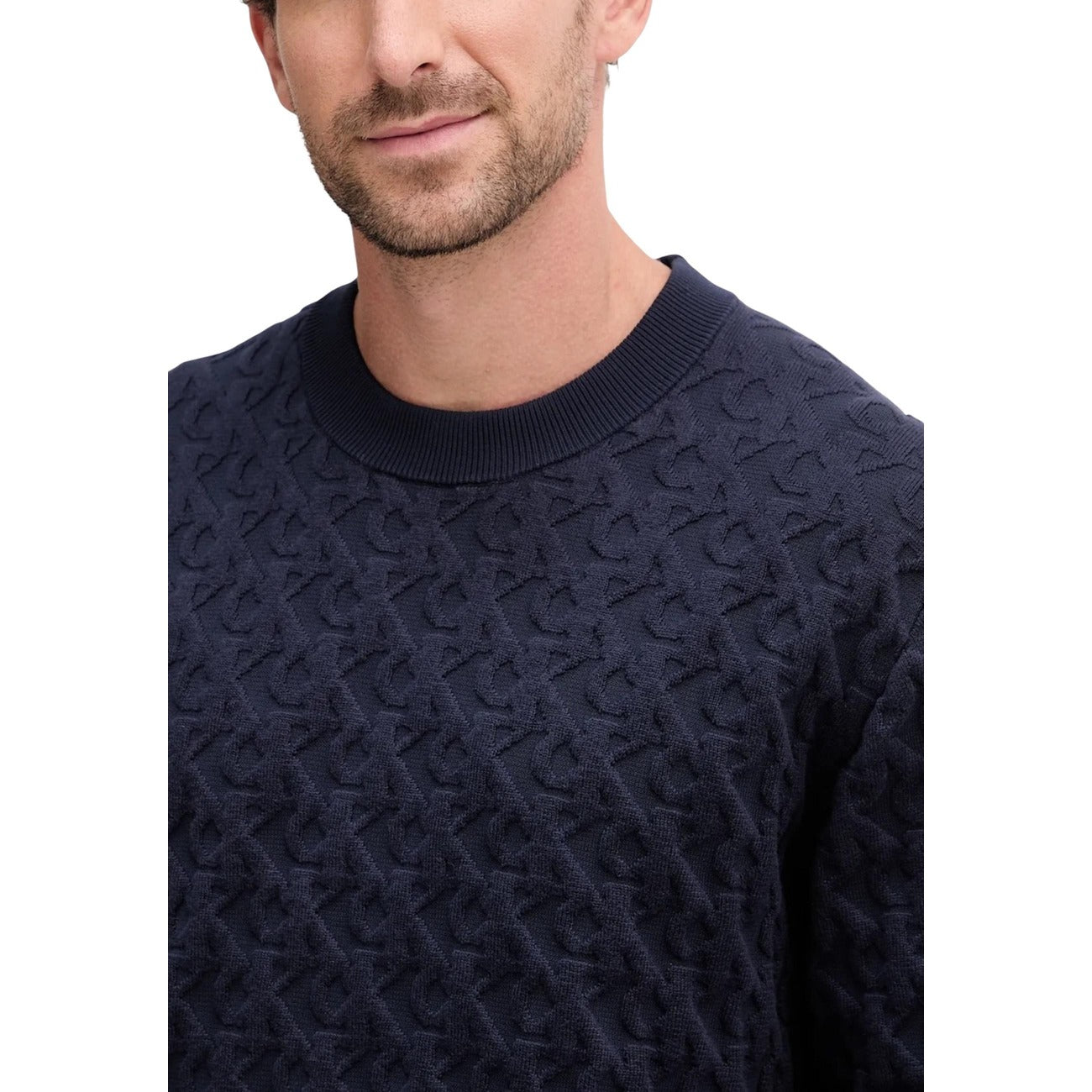 Maglione CK Jeans Monogram; Misto Cotone. Lavorazione jacquard in rilievo, girocollo, bordi a costine. Design moderno, traspirante e resistente. Stile iconico per l'Autunno/Inverno.