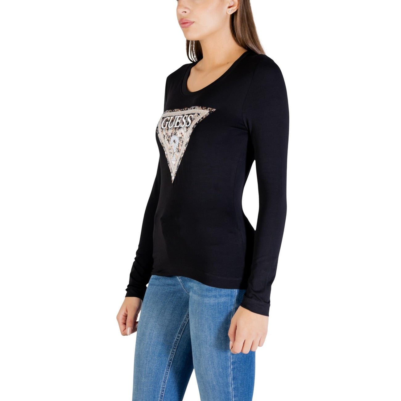 T-shirt Guess Manica Lunga Nera; 95% Cotone, 5% Elastam. Logo triangolo animalier con paillettes, vestibilità slim, girocollo. Tessuto morbido e flessibile per la mezza stagione. Vista laterale 