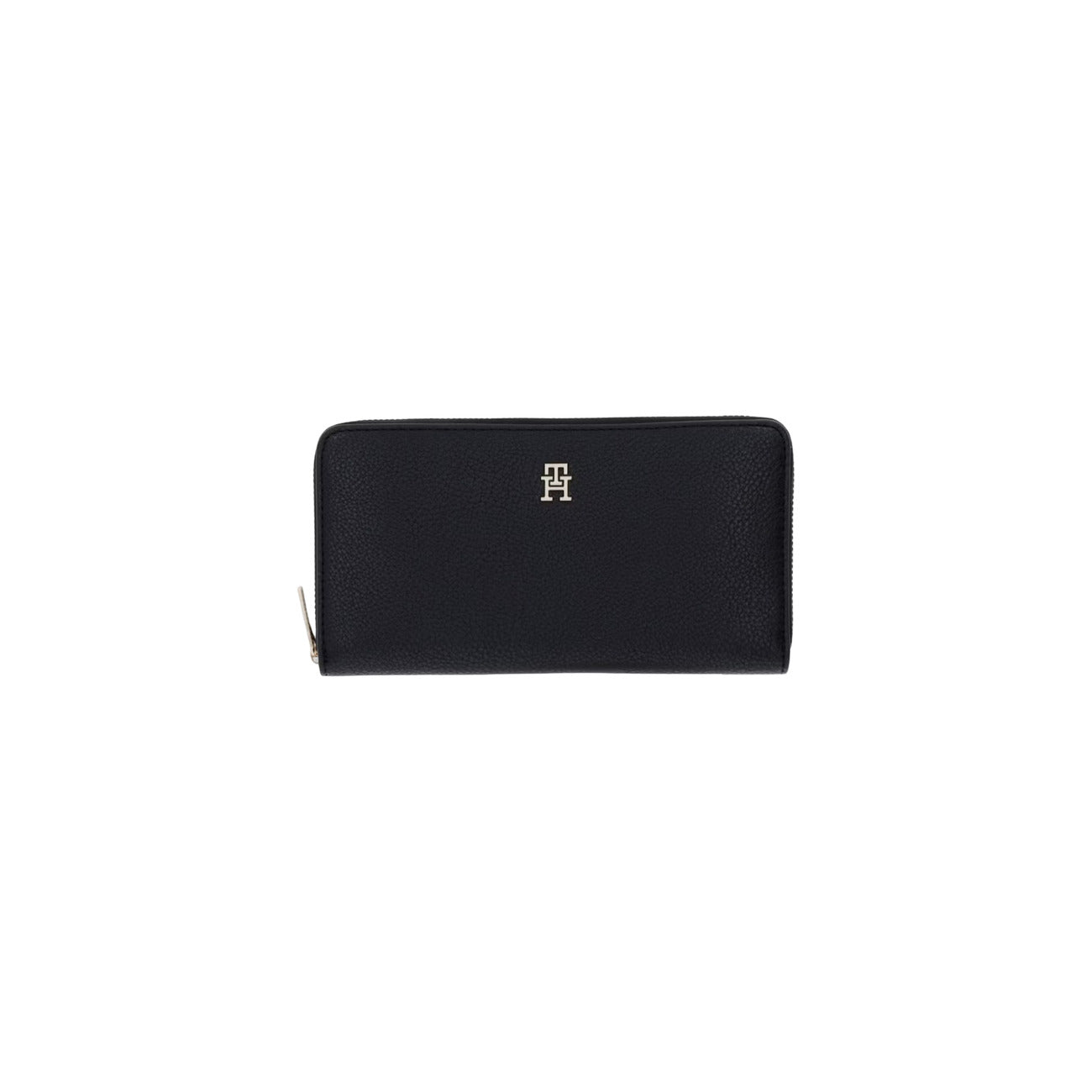 Portafoglio Grande Donna Tommy Hilfiger; Nero. Finitura zigrinata saffiano, chiusura zip around e dettagli in metallo oro lucido. Interno organizzato con portamonete a cerniera e fessure carte. Misure slanciate (20x10,5 cm). Colore nero. Vista frontale 