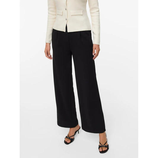 Pantaloni Donna Fantasia Nero Vero Moda Loose Fit; Taglio morbido e fluido in poliestere elasticizzato. Struttura senza chiusura con dettaglio bottone e tasche anteriori, stile casual primavera-estate. Vista  Frontale 