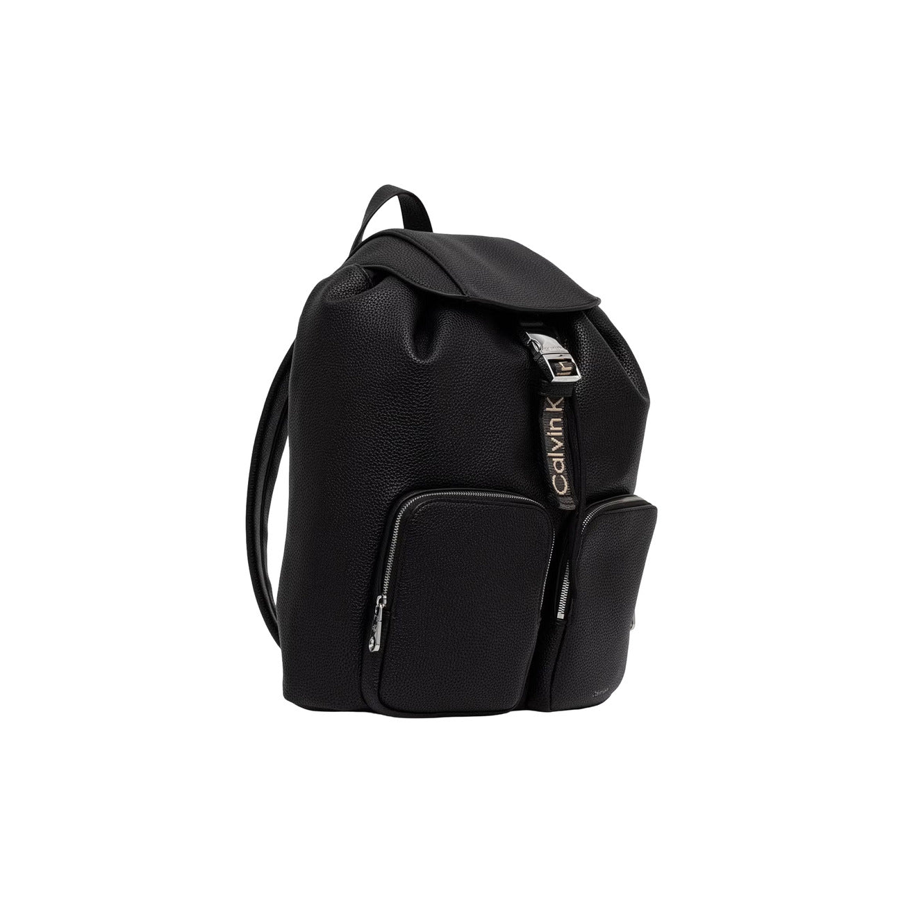 Zaino Calvin Klein donna nero modello LV04F3645G. Zainetto da città e lavoro in ecopelle nera con pattina, nastro Webbing Strap con logo Calvin Klein, doppie tasche frontali con zip e spallacci regolabili, accessorio casual chic 4 stagioni.