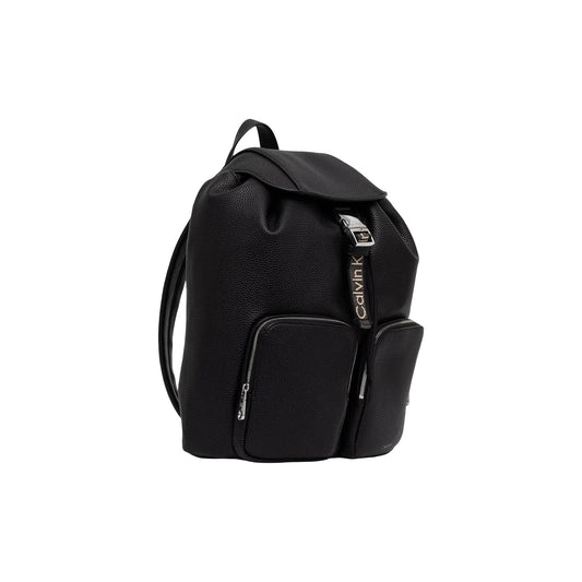 Zaino Calvin Klein donna nero modello LV04F3645G. Zainetto da città e lavoro in ecopelle nera con pattina, nastro Webbing Strap con logo Calvin Klein, doppie tasche frontali con zip e spallacci regolabili, accessorio casual chic 4 stagioni.