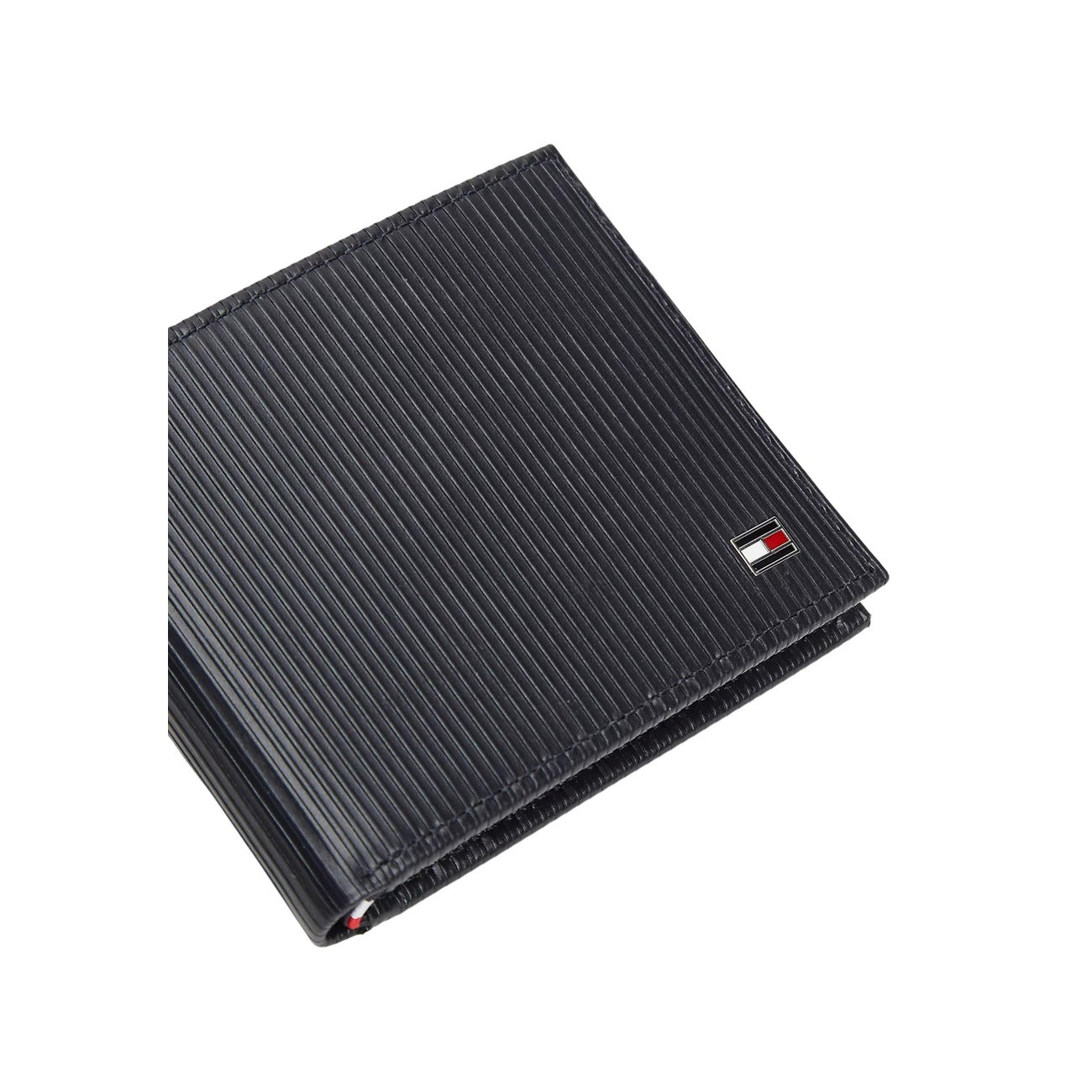 Portafoglio uomo Tommy Hilfiger; 100% Vera Pelle Blu. Modello mini porta carte, texture rigata, logo Flag. Design sottile (1 cm), stile casual-chic 4 stagioni. Vista dall’alto 