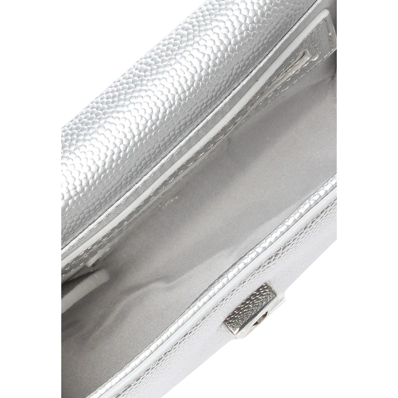 Pochette Valentino Divina; 100% Poliuretano. Logo V con frange metalliche, tracolla a catena oro, chiusura magnetica. Accessorio glamour compatto per smartphone e nécessaire. Colore argento vista aperta