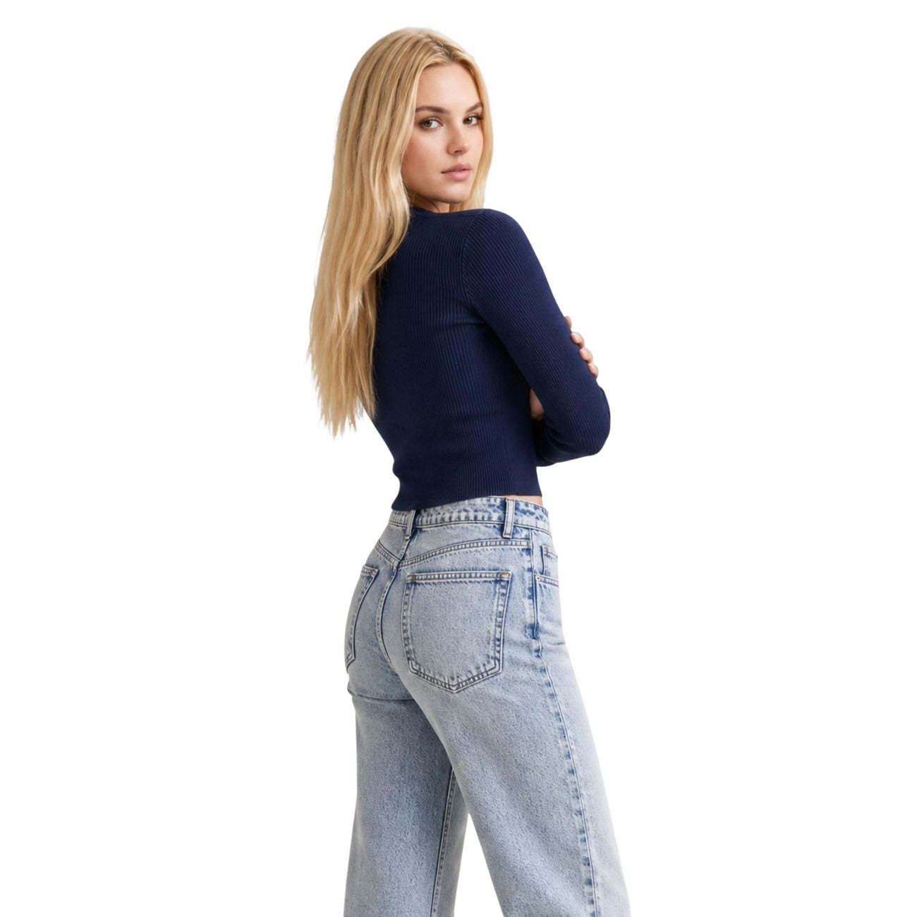 Cardigan Maglia Blu Donna Guess Ellie Cardi; Tessuto 71% viscosa e 29% poliammide a maniche lunghe con scollo a V. Chiusura con bottoni bijoux metallici e logo strass, stile da mezza stagione. Posteriore 