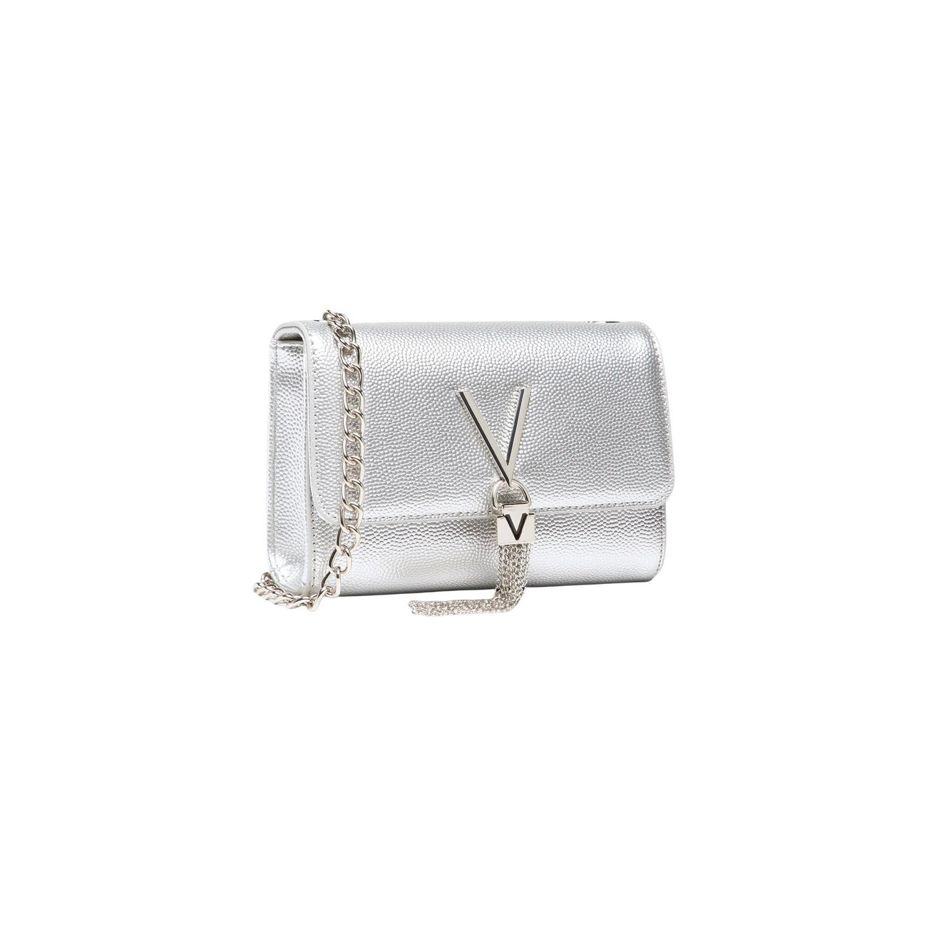 Pochette Valentino Divina; 100% Poliuretano. Logo V con frange metalliche, tracolla a catena oro, chiusura magnetica. Accessorio glamour compatto per smartphone e nécessaire. Colore argento vista frontale Laterale 