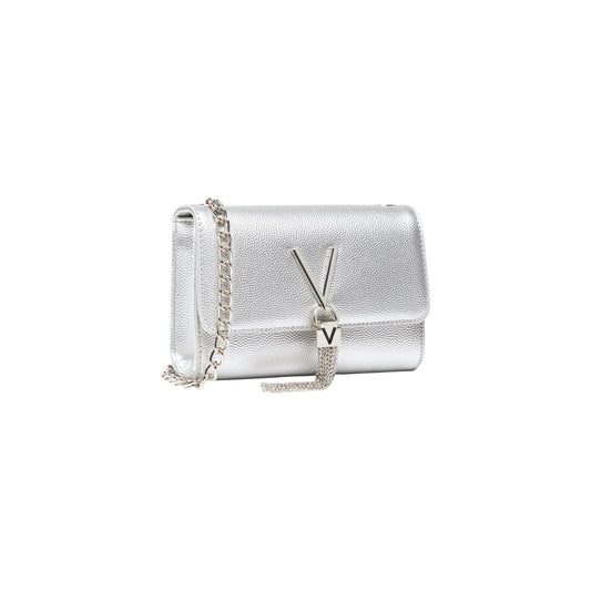 Pochette Valentino Divina; 100% Poliuretano. Logo V con frange metalliche, tracolla a catena oro, chiusura magnetica. Accessorio glamour compatto per smartphone e nécessaire. Colore argento vista frontale Laterale 