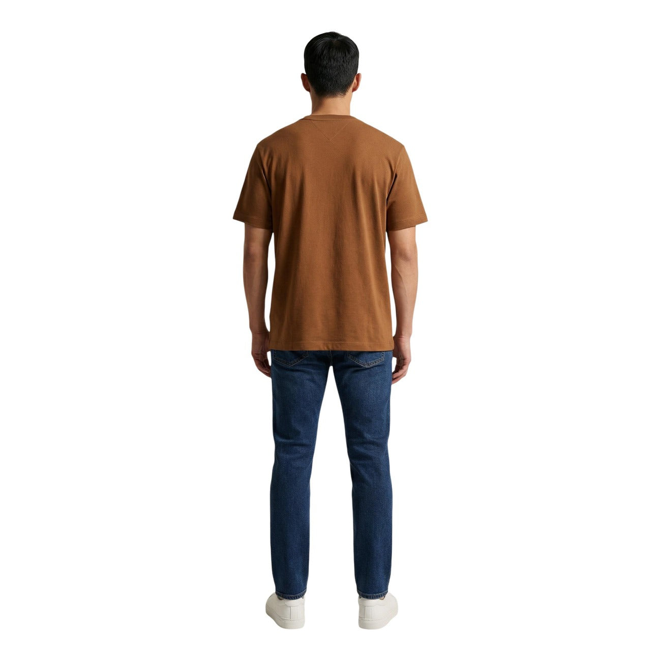 T-shirt Tommy Hilfiger Marrone; 100% Cotone Rigenerato. Regular fit, logo piccolo ricamato, collezione sostenibile. Leggera, versatile e ideale per outfit casual estivi. Figura intera posteriore 